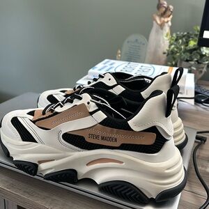 Steve Madden Possession sneakers in black/tan. Size 8